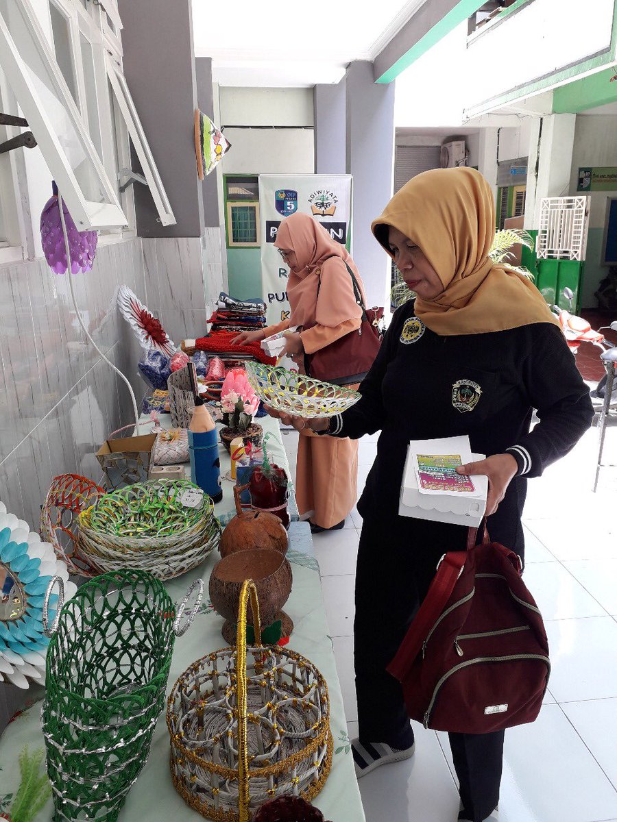 ratihromadhoni's tweet photo. Pameran Aksi, Kreasi, dan Inovasi Gerakan 3R SMPN 5 Madiun https://t.co/02AOnD52SS