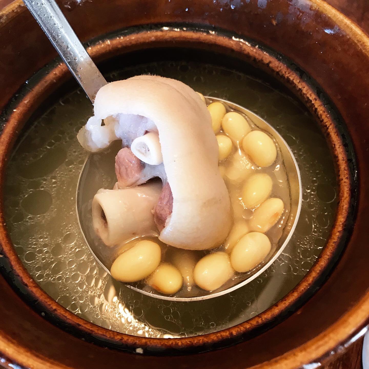酒徒 しゅと 黄豆猪手湯 大豆と豚足の煮込みスープ 下茹でした豚足 と水で戻した大豆と生姜一片を鍋に入れ 水で満たして蓋 火にかけて沸騰したら極弱火で2時間以上 味付けは塩だけ 酒徒 しゅと 黄豆猪手湯 大豆と豚足の煮込みスープ 下茹でした豚足 と水で戻した大豆と生姜一片を鍋に入れ 水で満たして蓋 火にかけて沸騰したら極弱火で2時間以上 味付けは塩だけ