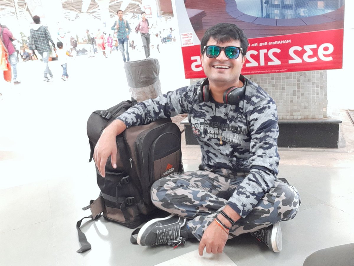 iamssr31's tweet photo. भगवान के नाम पर दे दे रे बाबा..😎😉
.
Clicked By - Mayank Singh
.
#ssr #saagarsinghrajput #saagar #singh #rajput #sagarsinghrajput #sagar #सागर_सिंह_राजपूत #smile #hairstyle #actors #actorslife #loveyourself #happytimes #lifestyle #mylife #mumbai #proudindian #latest @Panvel https://t.co/OcvSTJIw1g