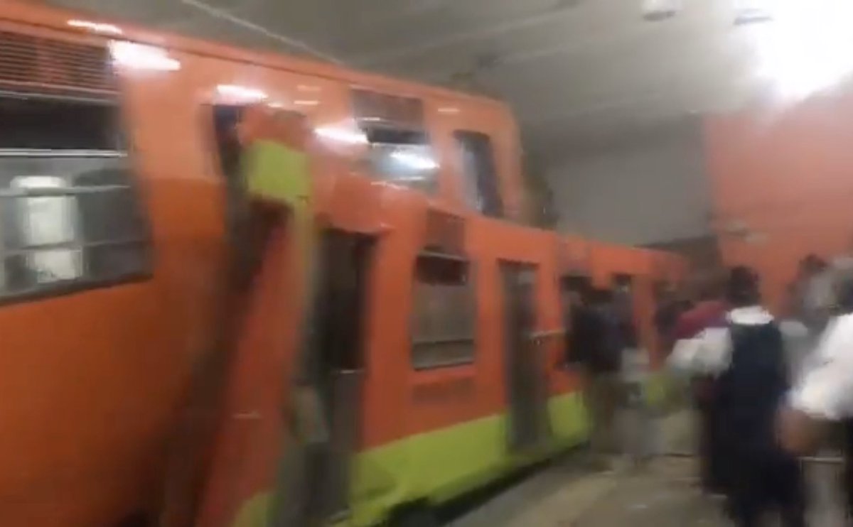 SUUMA_CDMX's tweet photo. PRECAUCIÓN: Movilización de unidades de emergencia al metro Tacubaya Línea 1 por convoy del metro impactado en otro que se encontraba en estación. 🚇 ¡Ceda el paso! 🚓🚑🚒 https://t.co/BAJf8uIcVe