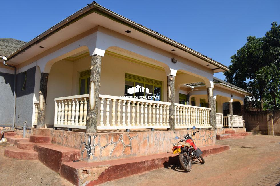 realestate_ug's tweet photo. 3bedrooms house for rent in Sekugu, Entebbe road
2bathroom
800,000 per month
Call/WhatsApp:+256702342333/0709220000 for viewing
https://t.co/UTbPMGMXTJ
#visituganda #kampalauganda #realestateuganda #Corona #uganda #buyugandabuilduganda #pearlofafrica #spectrumproperties https://t.co/nQ1zrEzByo