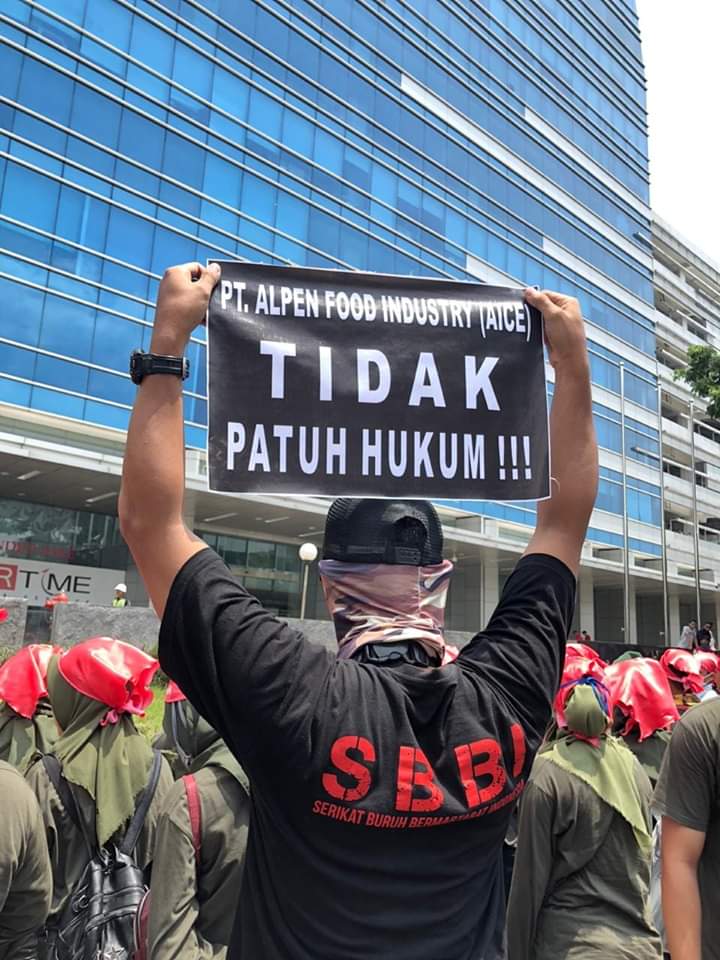 SolidaritasNews's tweet photo. Pengusaha es krim AICE, PT. Alpen Food Industry (PT. AFI) tidak patuh hukum. Banyak pelanggaran dan kesewenang-wenangan terhadap pekerjanya. Buruh hamil pun dipekerjakan pd malam hari, hingga byk yg keguguran dan bayinya meninggal. 

#sgbbimogokkerja #PTAFI #30hari https://t.co/3o5yEy0i2d
