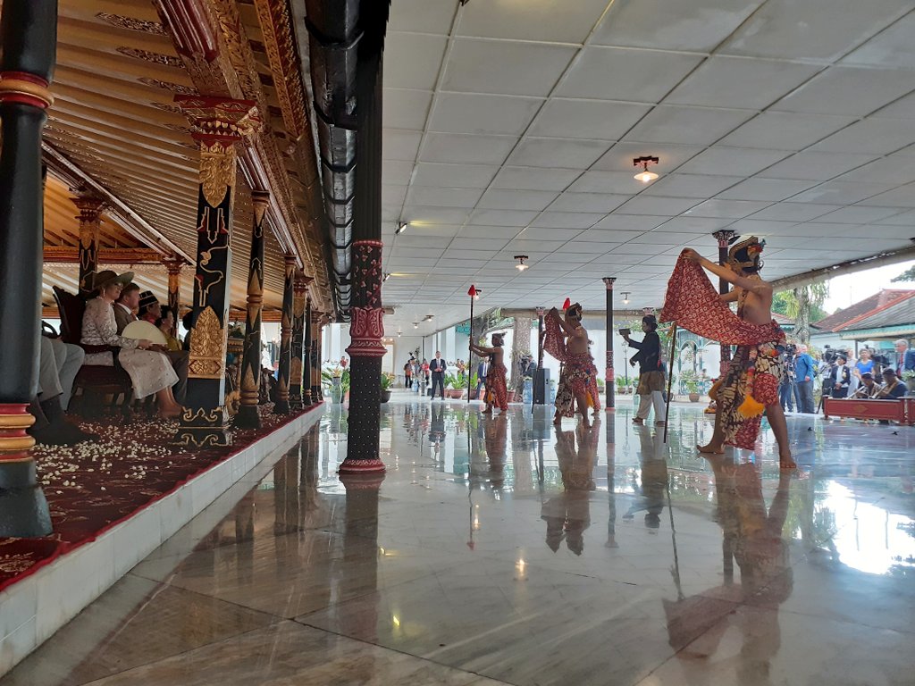 kratonjogja's tweet photo. Sajian Beksan Lawung Jajar yang ditampilkan oleh Kawedanan Hageng Punokawan Kridho Mardowo #KratonJogja di hadapan Ngarso Dalem, Raja Willem-Alexander, dan Ratu Maxima Zorreguieta Cerruti. #RaruBelandaKratonJogja #KratonJogja #Infokraton https://t.co/FtcKY3DYAB