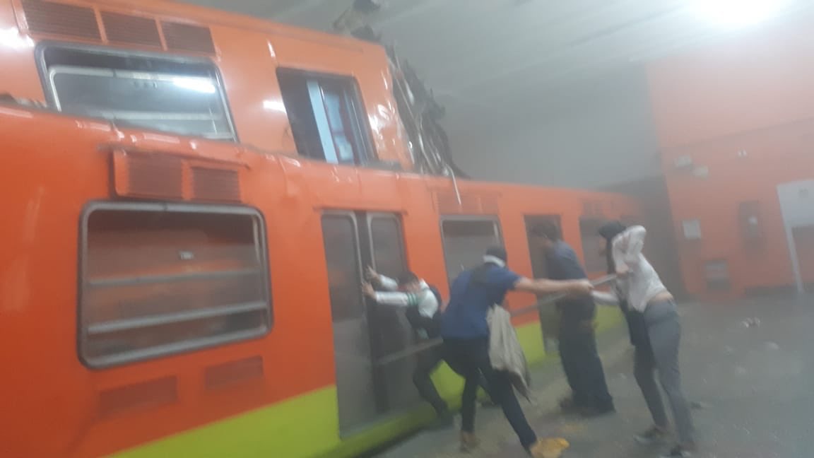 SUUMA_CDMX's tweet photo. AHORA: Múltiples lesionados en estación del metro Tacubaya línea 1 tras impactarse convoy del metro 🚇 con otro en que se encontraba en estación. 🚑🚑🚑 Ambulancias en el lugar, evite la zona! ⚠️ https://t.co/SmMcoVpsxZ