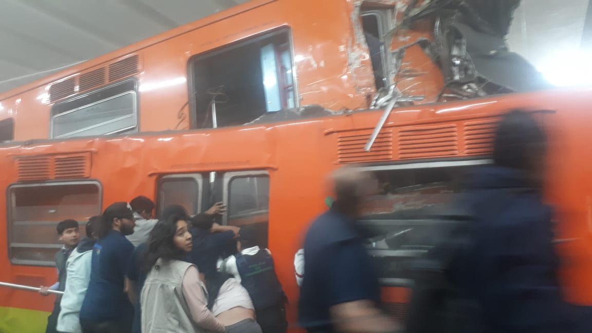 anonopshispano's tweet photo. #CDMX Cifras preliminares del choque de trenes en la estación #Tacubaya de la L-1 del @Metrocdmx cifran en 15 los heridos, y cuando menos 3 de ellos de gravedad, además de varios atendidos por ataques de pánico. https://t.co/MDP5gZD5yp