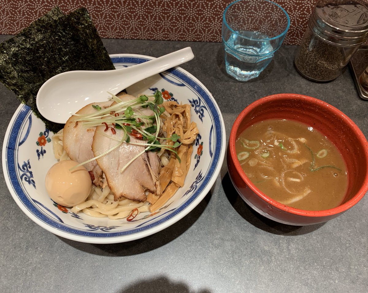 crft's tweet image. ふらっと入ってみたお店が美味かった😊

「つけ麺や武双」の鷄魚介つけ麺🍜
濃厚なつけ汁に太麺のちぢれ麺がいい感じ。チャーシューも大きくちょっとしっとりだけどさっぱりした食感がよかった😋

#つけ麺や武双 #つけ麺