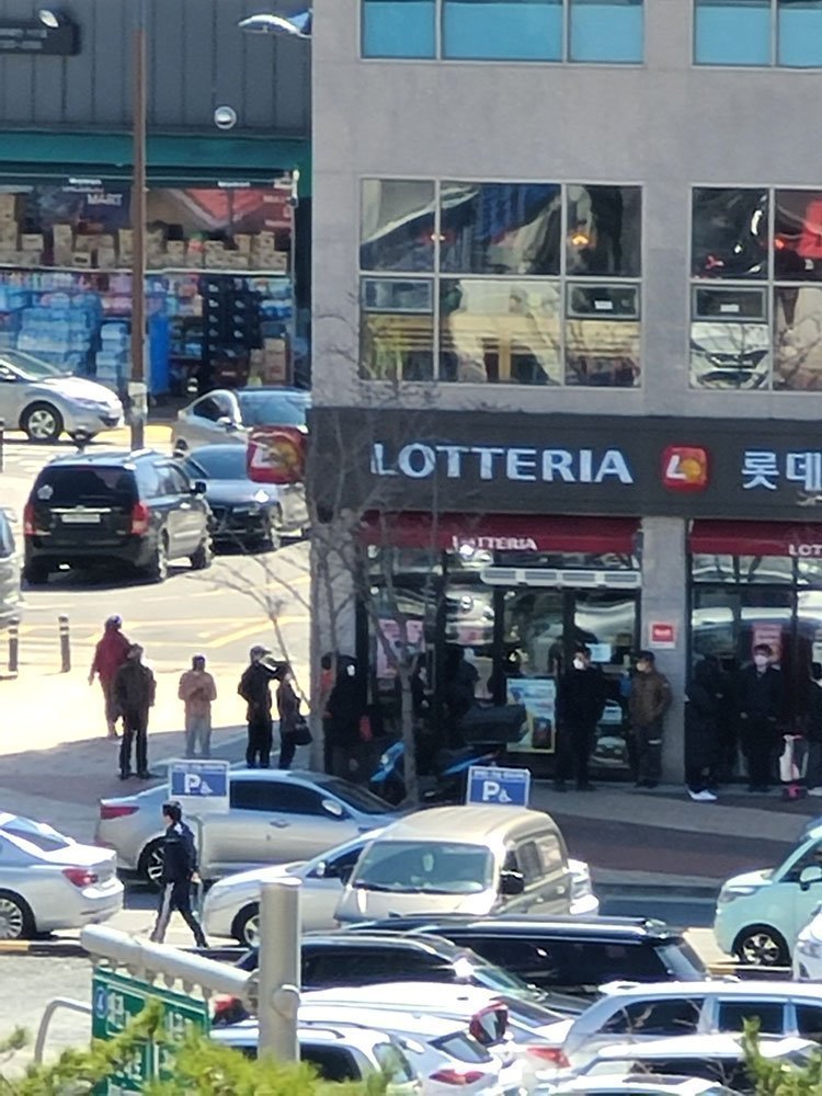 갤럭시 S20 유용한 기능
 • 동네 약국 줄 얼마나 서있나 볼 수 있다