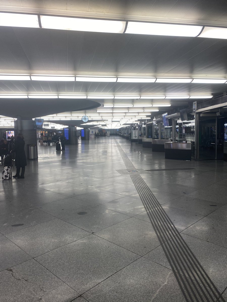 currati's tweet photo. Estacion de atocha en hora punta de mañana.... https://t.co/RcEXxnyKYq