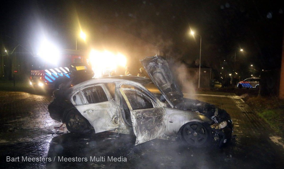 Auto gaat in vlammen op aan Smaragd in Den Bosch -..