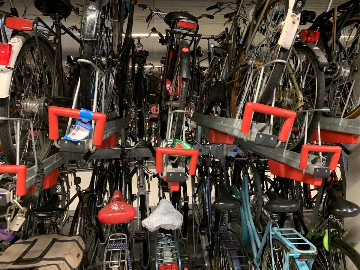 Wat het (internationale) paradepaardje van Nederland moet zijn, de grootste fietsenstalling ter wereld in Utrecht, is na slechts enkele jaren gebruik vrij beschamend. Niet de ruimte zelf, dit is efficiënt en prachtig, maar wel de kwaliteit en gebruiksgemak van de fietsenrekken.