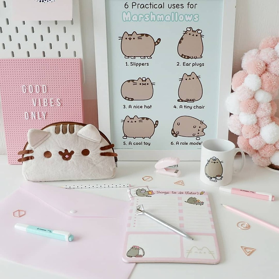 Some adorable #Pusheen #desk inspo from @ prettypinkinteriors (on Instagram) 💕📝 ⁠