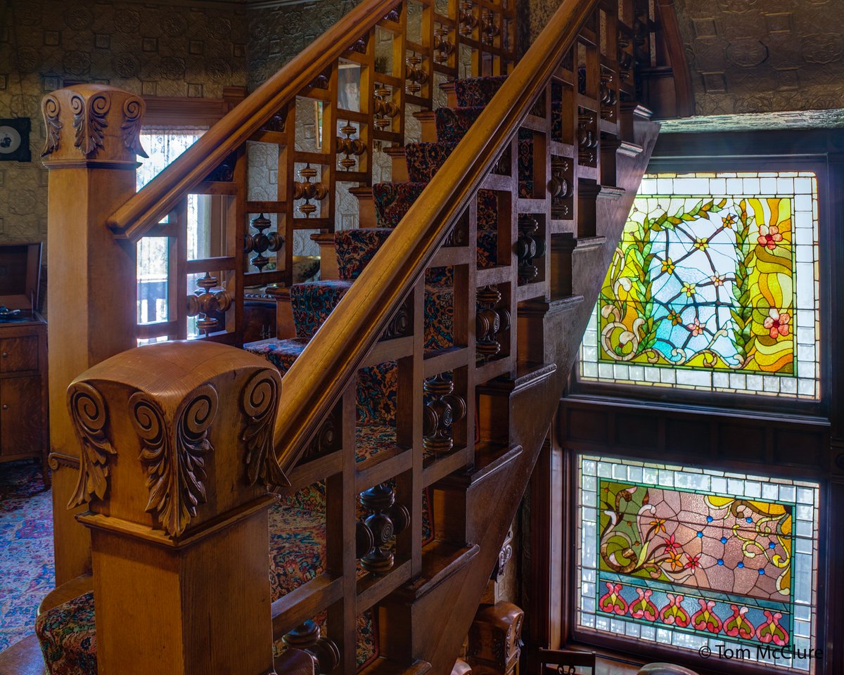 Are you a fan of Victorian architecture? Check out this fun activity from our <a href="/MollyBrownHouse/">Molly Brown House</a> to learn more about the style and make your own stained glass suncatcher! tinyurl.com/vhqfqbx  #BeHistoricDenver