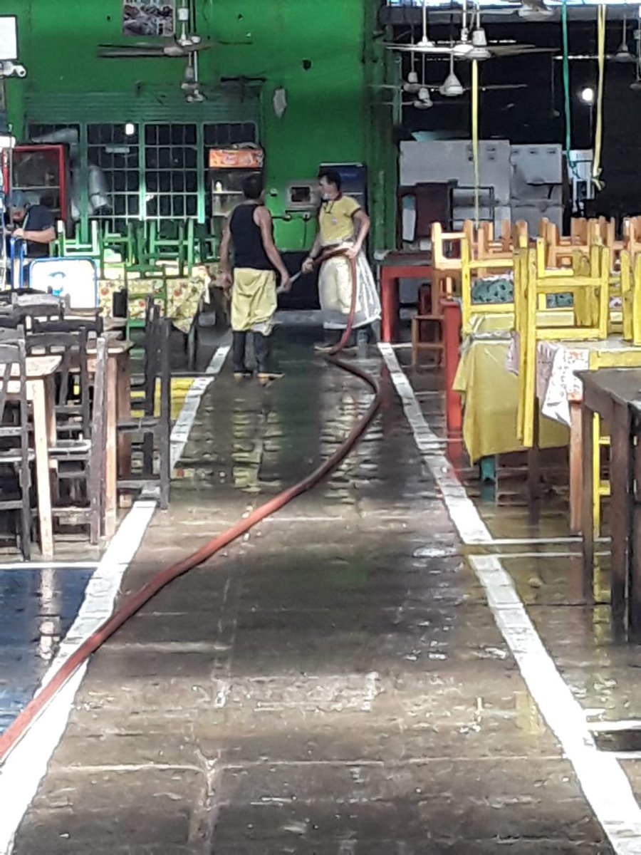 AsuncionMuni's tweet image. ¡Nuestros héroes anónimos no paran! Con labores de limpieza y desinfección en los Mercados Municipales, estamos aportando nuestro grano de arena a esta lucha contra el #Covid19
Ante la adversidad, optimismo y perseverancia ¡Solo está permitido contagiar energías positivas!