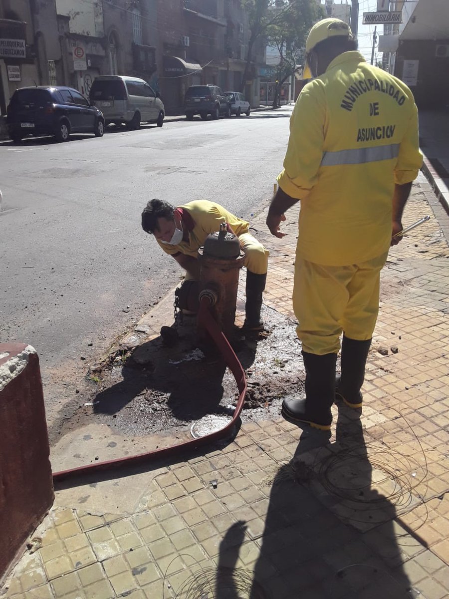 AsuncionMuni's tweet image. ¡Nuestros héroes anónimos no paran! Con labores de limpieza y desinfección en los Mercados Municipales, estamos aportando nuestro grano de arena a esta lucha contra el #Covid19
Ante la adversidad, optimismo y perseverancia ¡Solo está permitido contagiar energías positivas!