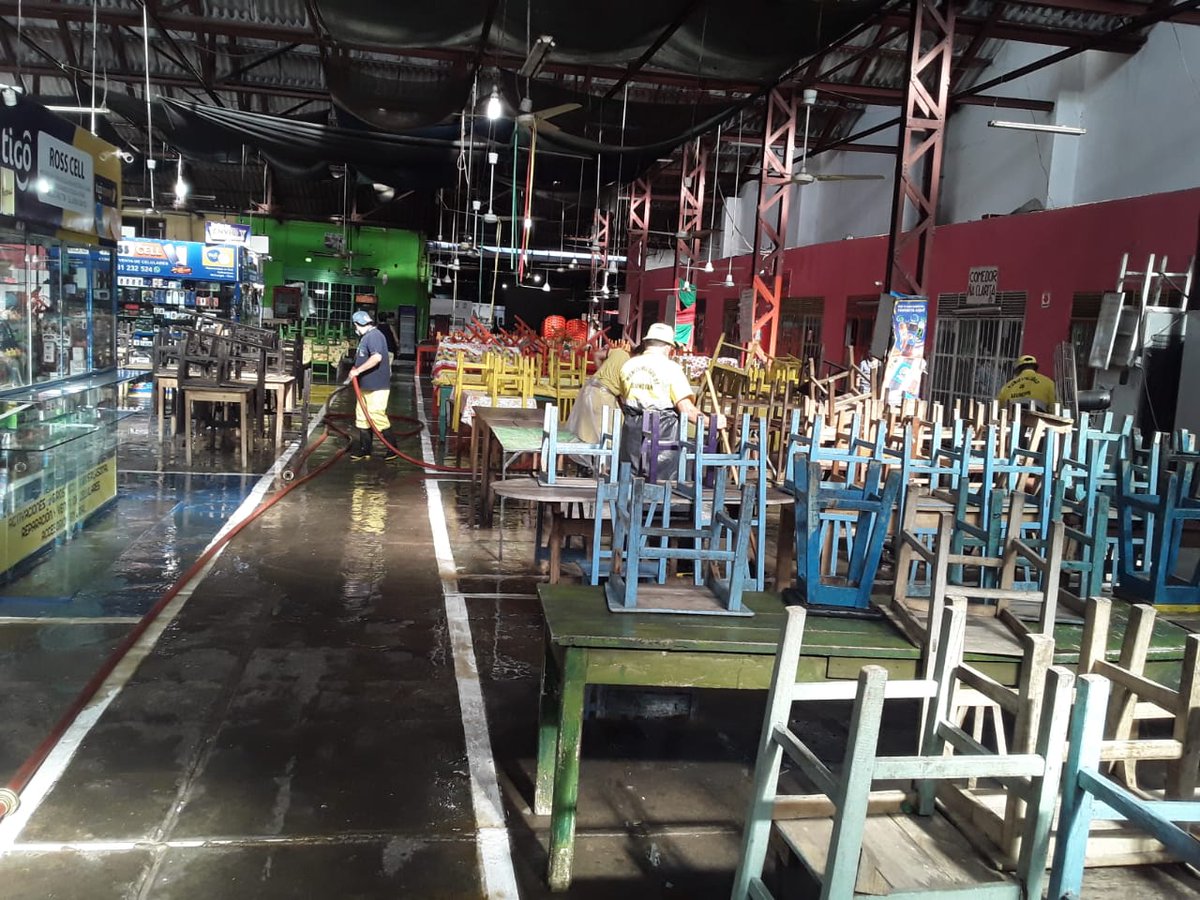 AsuncionMuni's tweet image. ¡Nuestros héroes anónimos no paran! Con labores de limpieza y desinfección en los Mercados Municipales, estamos aportando nuestro grano de arena a esta lucha contra el #Covid19
Ante la adversidad, optimismo y perseverancia ¡Solo está permitido contagiar energías positivas!