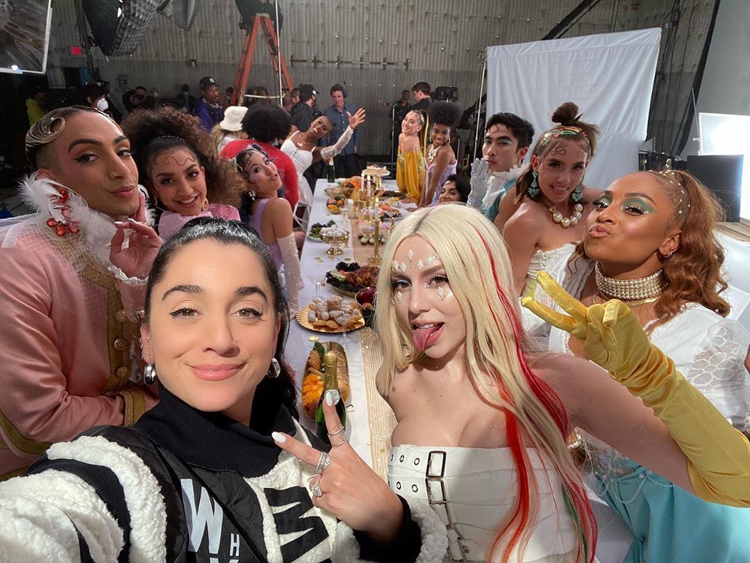 avamaxbr's tweet photo. Nova foto dos bastidores do videoclipe de 'Kings &amp; Queens' postada pela coreógrafa @theedengarden em seu perfil no 'Instagram'.

Na transmissão ao vivo com a @foquinha no 'Instagram' da @warnermusicbr, @avamax confirmou que o videoclipe será lançado amanhã (26). https://t.co/xsjjKN6U1V
