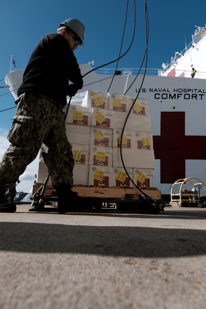 USNavy's tweet photo. Getting ready to go make a difference.

#USNSComfort (T-AH 20) takes on fuel &amp; supplies in preparation to deploy in support of the nation’s #COVID19 response efforts. Comfort will serve as a referral hospital for non-COVID-19 patients currently at shore-based hospitals. https://t.co/7YQpp44DnM