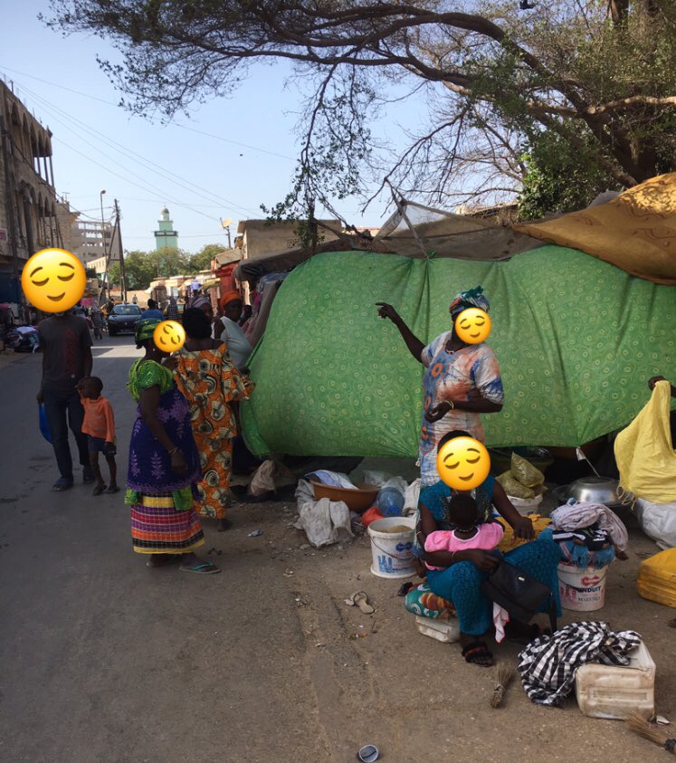 Niintche's tweet image. Ces femmes sont des sans abris elles dorment sous ces bâches. Nous cherchons des moyens pour les loger dans les écoles élémentaires de la commune de Grand Dakar. Elles ont vécu un calvaire hier nuit. Elles auront besoin de vivre riz huile lait.....Aidons les Retweets appréciés 🚨