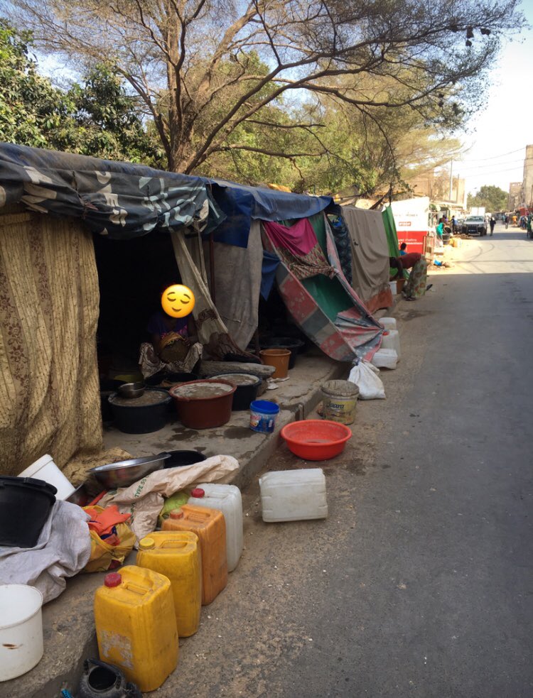 Niintche's tweet image. Ces femmes sont des sans abris elles dorment sous ces bâches. Nous cherchons des moyens pour les loger dans les écoles élémentaires de la commune de Grand Dakar. Elles ont vécu un calvaire hier nuit. Elles auront besoin de vivre riz huile lait.....Aidons les Retweets appréciés 🚨