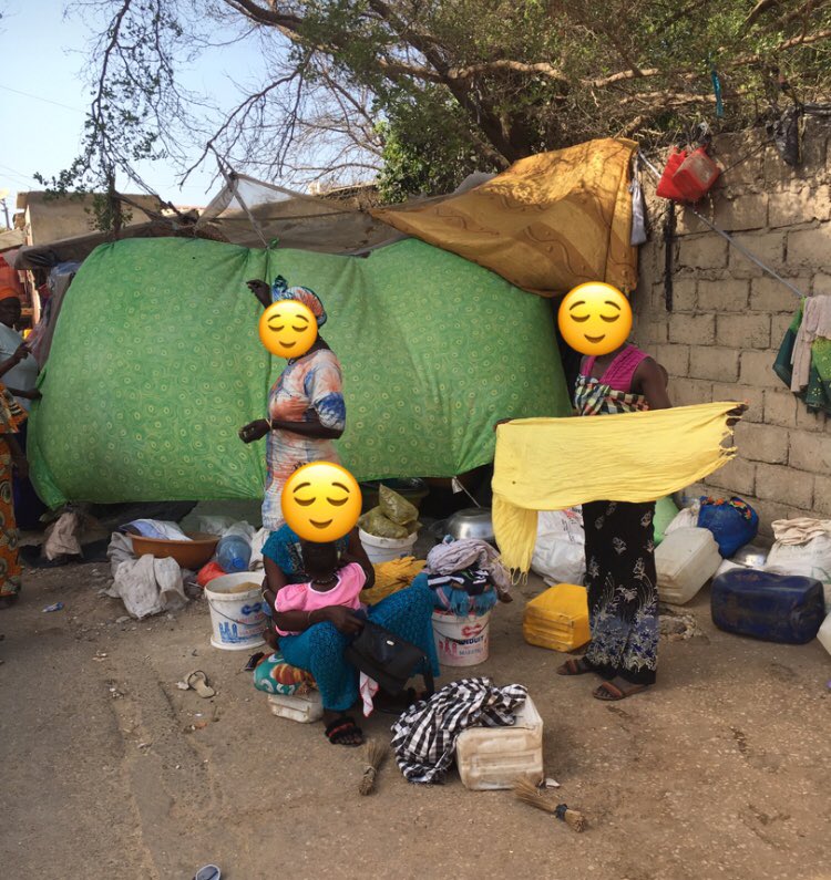 Niintche's tweet image. Ces femmes sont des sans abris elles dorment sous ces bâches. Nous cherchons des moyens pour les loger dans les écoles élémentaires de la commune de Grand Dakar. Elles ont vécu un calvaire hier nuit. Elles auront besoin de vivre riz huile lait.....Aidons les Retweets appréciés 🚨
