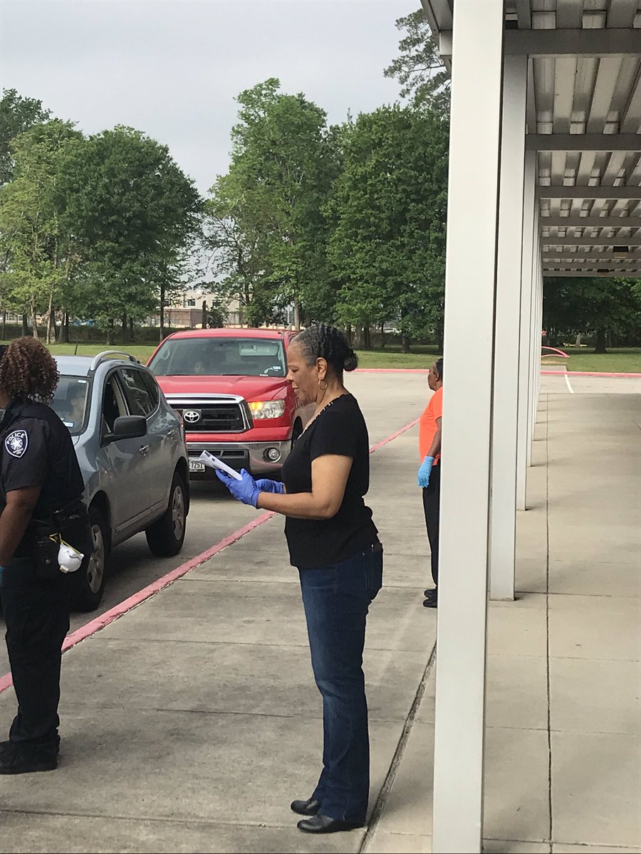McnabbSchool's tweet photo. Salyers Principal Ms. Carpenter passing out academic packets! Thank you for your help Principal Carpenter! @SpringISD #teamwork @SalyersElemCubs https://t.co/f6Q1SGA2kx