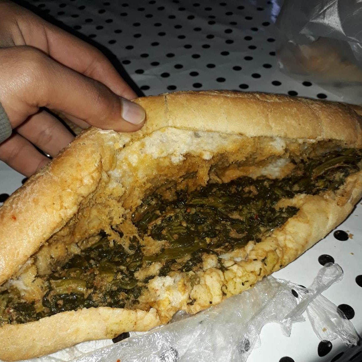 Bakırköy Meydanı metro inşaatında salgına rağmen sağlıksız koşullarda çalışan işçilere, öğün olarak ise yine sağlıksız koşullarda hazırlanan 'ekmek arası ıspanak' dağıtılıyor. 

#HayatEveSigar mı ?