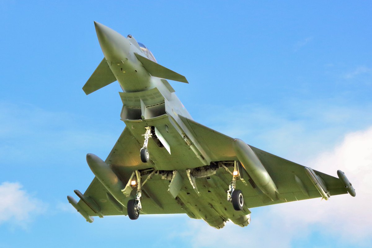 elodiemason1's tweet photo. Eurofighter Typhoon landing into Coningsby - stay safe everyone 💪 #royalairforce #eurofighter #typhoon #avgeek #rafconingsby #raflossiemouth #fighterjet #alwaysready #bethebest #staysafe #StaySafeStayHome https://t.co/5rdLumK2FY