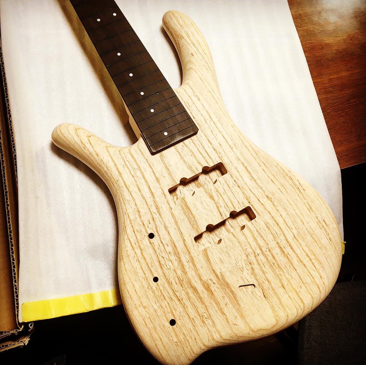 goro_murata's tweet photo. 本日も良い感じでした😊

ありがとうございます🙏✨✨

https://t.co/zmwprXXYP5

#5stringbass #leftybass #arttech #bass #bassist #turquoiseblue #生地着色 #aguilar #obp3 #ebonyfingerboard #ashbody #ネック削り #経過報告 https://t.co/YD9XV67LnT