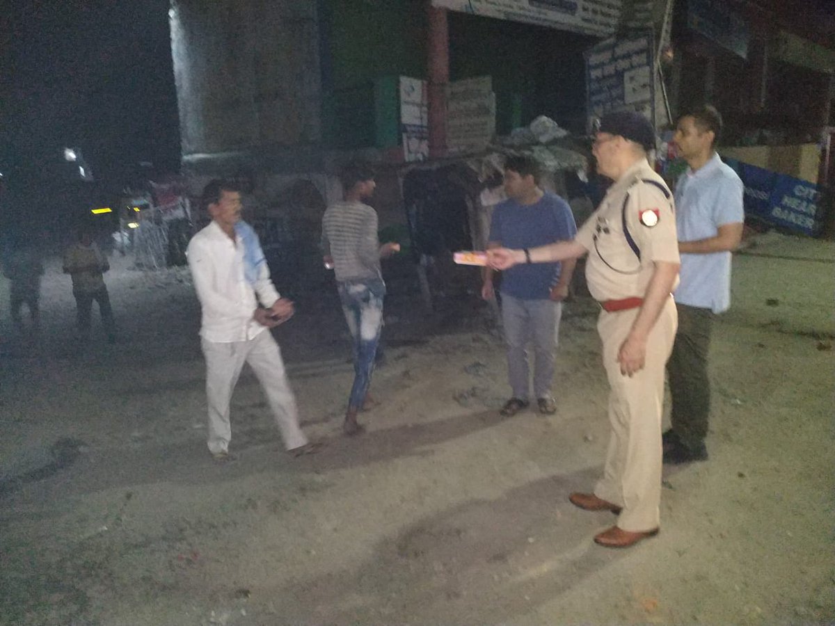 DM_Barabanki's tweet photo. ज़रूरतमंदों को रात्रि में भोजन देते हुए....

सतर्क रहें, सुरक्षित रहें, स्वस्थ रहें।
#COVID19 
 #SwasthaBharat #HealthForAll #CoronaOutbreak https://t.co/oIYmdrSKpY