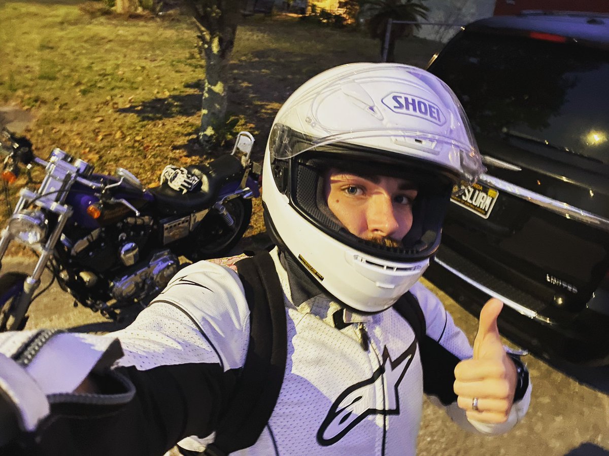 joveyjove's tweet image. Social distancing #slurm