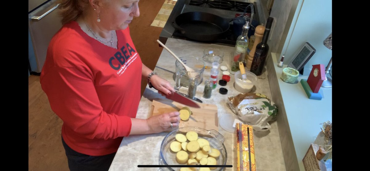 JoAnnSmithCBSD's tweet photo. This weeks @CBUnamiMS 9th Grade Cooking Lesson recorded from my home kitchen - Microwave Herb & Parmesan Potato Slices. My family happily ate the 2 batches I made to record this video. #2birds1stone #FCSTeacher #cbchefs @chad_watters https://t.co/hV67JJ4utU