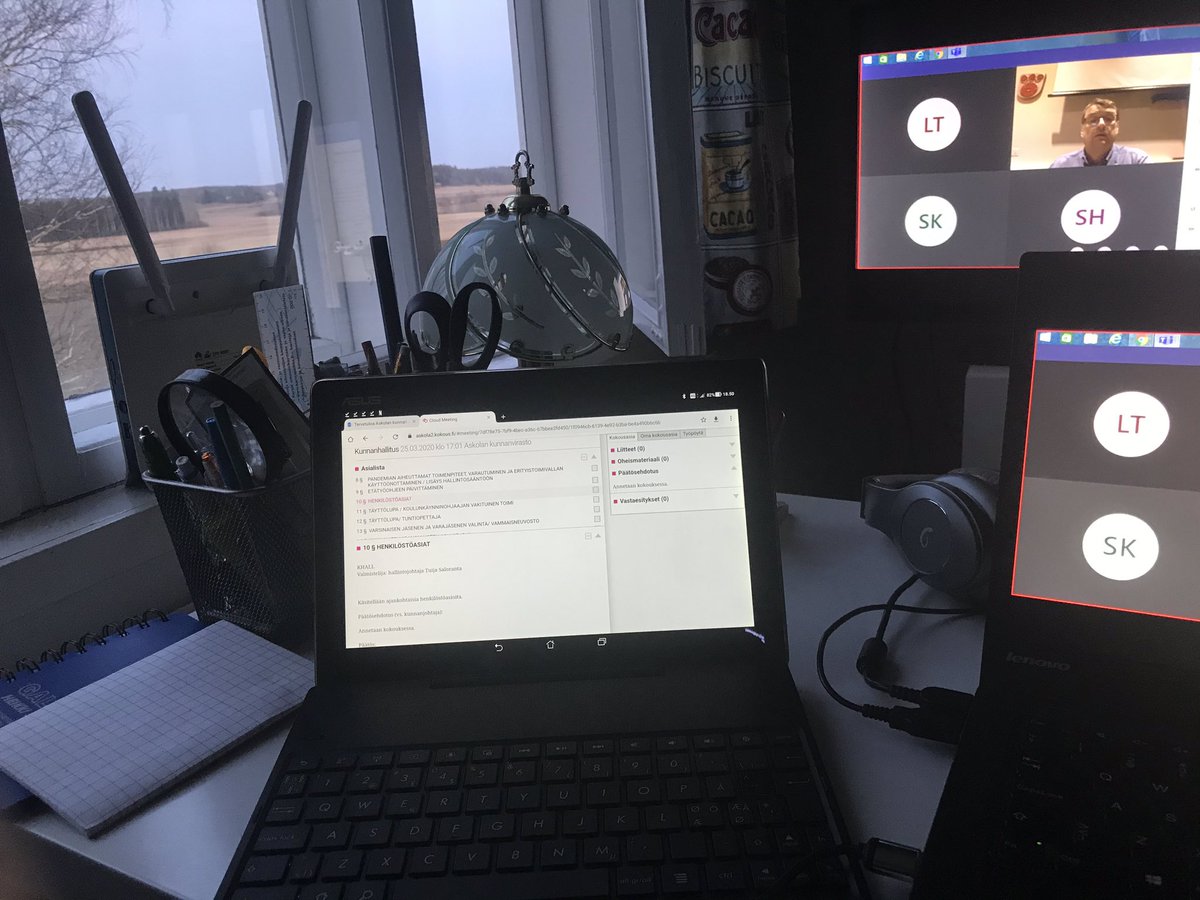#askola’n kunnanhallituksen kokous meneillään. Ei hassummat maisemat. Ja kokous soljuu sujuvasti. Kun vaan sai netin skulaamaan. Tähän vois vaikka tottua...