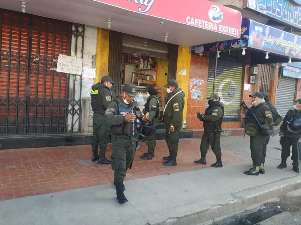 Pol_Boliviana's tweet photo. #ElAlto
#QuedateEnCasa
Agradecemos a la Pastelería "Woody" ubicada en la Av. Juan Pablo II que invita un vaso de chocolate caliente con su empanada a nuestros servidores policiales que cumplen con los servicios policiales de prevención.

¡Juntos podemos combatir el #COVIDー19! https://t.co/9FnZ7H0axL