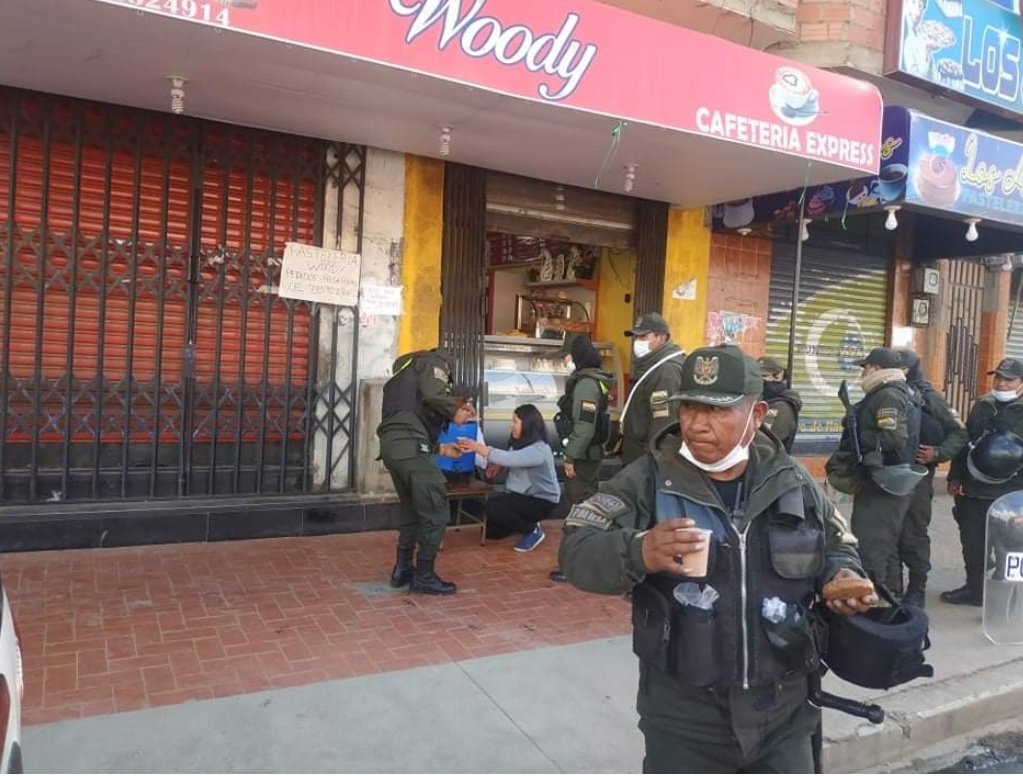 Pol_Boliviana's tweet photo. #ElAlto
#QuedateEnCasa
Agradecemos a la Pastelería "Woody" ubicada en la Av. Juan Pablo II que invita un vaso de chocolate caliente con su empanada a nuestros servidores policiales que cumplen con los servicios policiales de prevención.

¡Juntos podemos combatir el #COVIDー19! https://t.co/9FnZ7H0axL