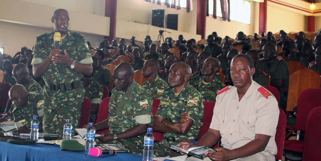 Les participants à cette séance ont félicité les auteurs de l'ouvrage pour cet accomplissement noble qui immortalise les œuvres des troupes burundaises en #Somalie, le sens du patriotisme et du panafricanisme de la <a href="/fdnbbi/">FDNB</a> à travers les opérations de maintien de la paix.