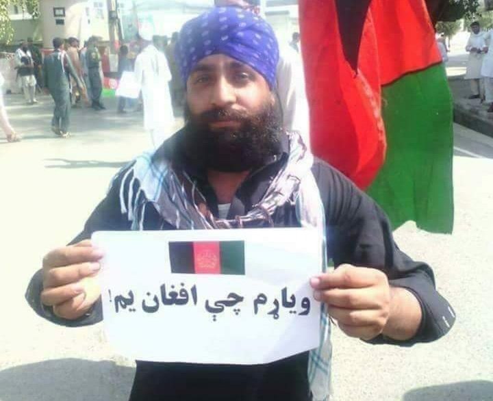 rehmatkhan_asak's tweet photo. دا کس اګرچه سکھ دي،خو يقينا يو رشتني افغان دي او افغان دښمن قوتونو دهغه سيکهانو ته د افغانيت سزا ورکړه.د سکهانو غچ اخستل پر افغانانو فرض دي 
#AfghansCondemnAttackOnSikhs https://t.co/dcce9dYqyV