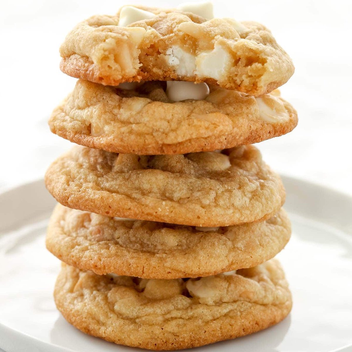 livewellbake's tweet photo. These White Chocolate Macadamia Nut Cookies have slightly crisp edges with soft and chewy centers. Loaded with extra white chocolate chips and macadamia nuts, these are guaranteed to be your new favorite cookie #perfectcookie https://t.co/j7Mn4PgplO https://t.co/sSZs9jIe06