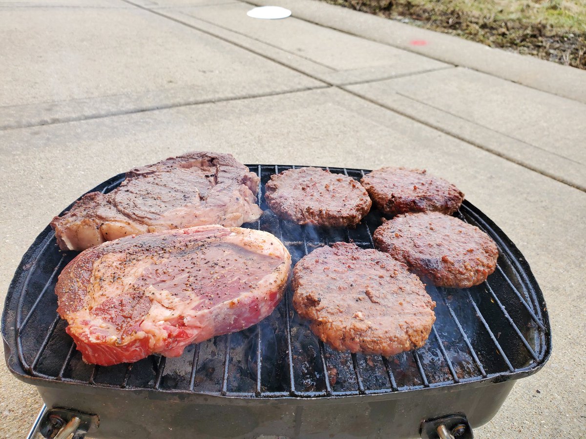 Jose1GZ's tweet photo. Thank you front line at Crestwood.
"USDA certified " 
#Slowcooked
#indirectheat
#onlythebest

@Summitin2020 @CrestwoodStore @Reek4ATT https://t.co/1FPRwZMS5i