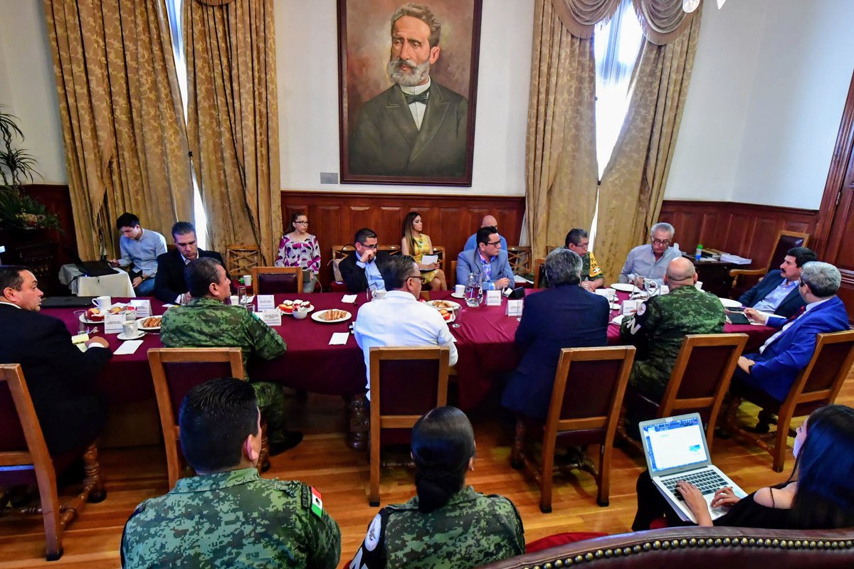 Javier_Corral's tweet photo. En temas de seguridad y procuración de justicia, no hay negociación alguna aceptable. En el Grupo de Coordinación para la Construcción de la Paz ya definimos los ajustes necesarios para seguir combatiendo frontalmente a la delincuencia en este tiempo de retos por el #Coronavirus. https://t.co/6qZ3KASqGC