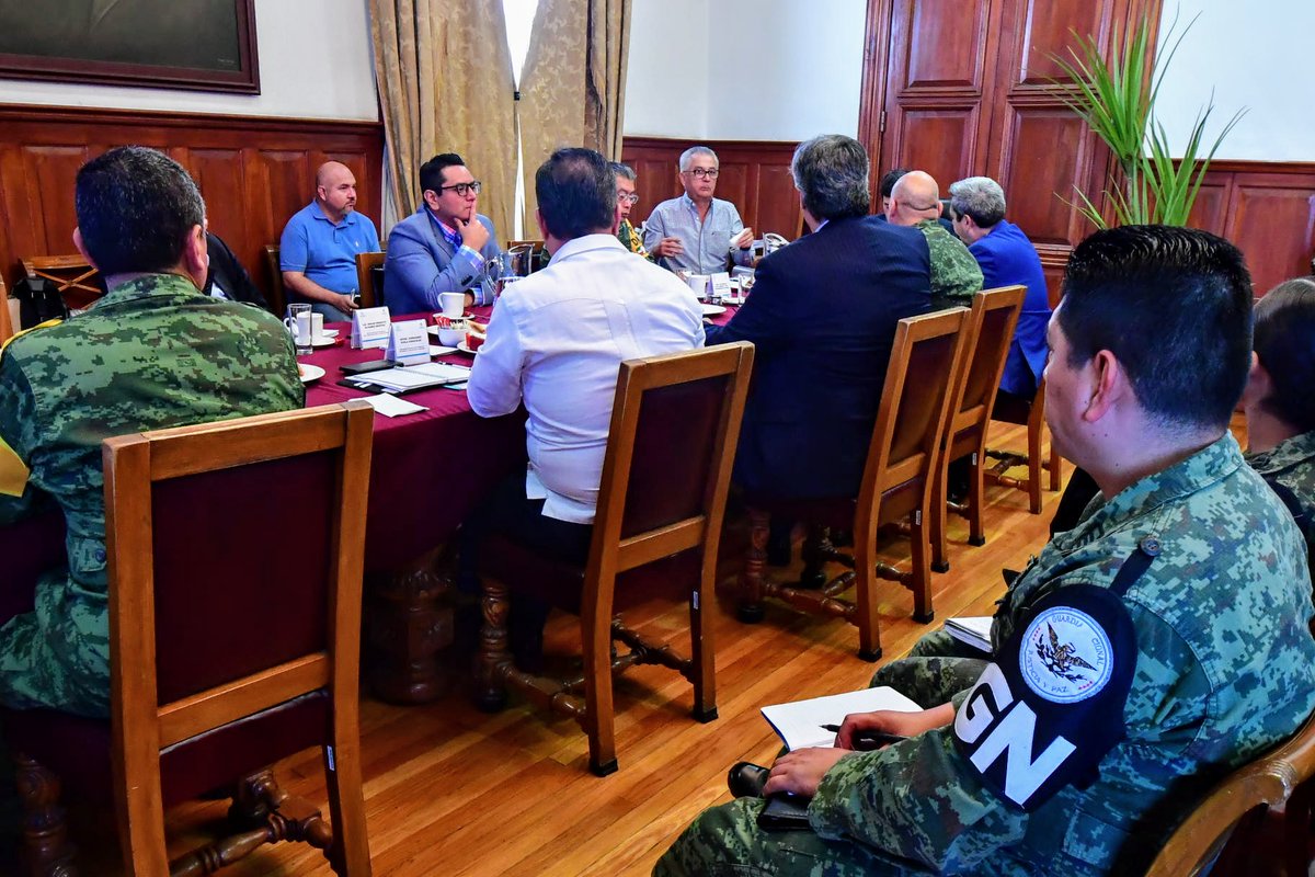 Javier_Corral's tweet photo. En temas de seguridad y procuración de justicia, no hay negociación alguna aceptable. En el Grupo de Coordinación para la Construcción de la Paz ya definimos los ajustes necesarios para seguir combatiendo frontalmente a la delincuencia en este tiempo de retos por el #Coronavirus. https://t.co/6qZ3KASqGC