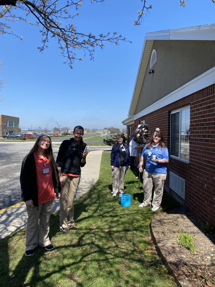 coles72697's tweet photo. SilverOaks team out painting our Resident windows to brighten their day during all this crazy! 
I love this team and how much they love our residents!! ❤️ @LeighAnnBarney @TrilogyLiving @AlldredgeMegan @andrabladen #teamsilveroaks #paintingthelove https://t.co/NhsbUtj1F9