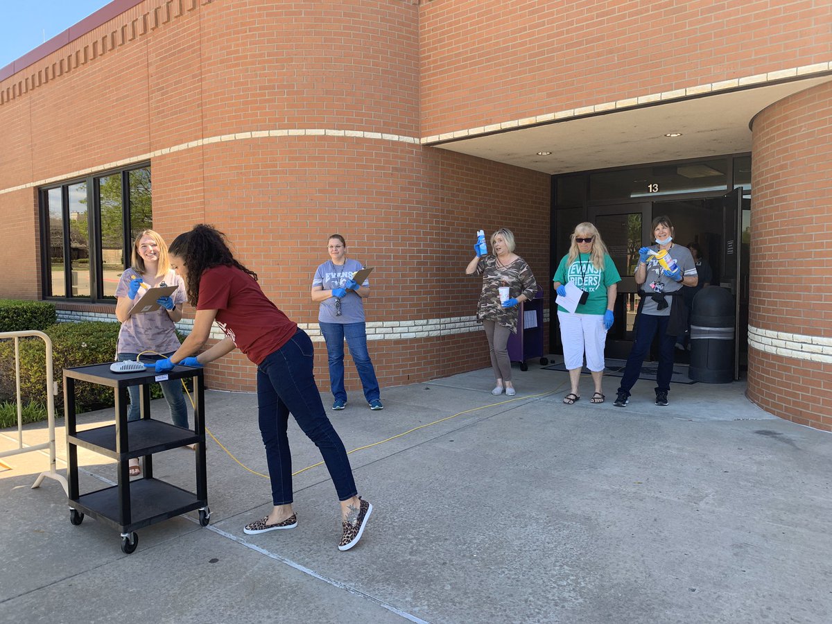 Students, if you’ve signed up for a technology device, you can come now- no line! 😃 Closing at 3:30pm. #WemakeIThappen