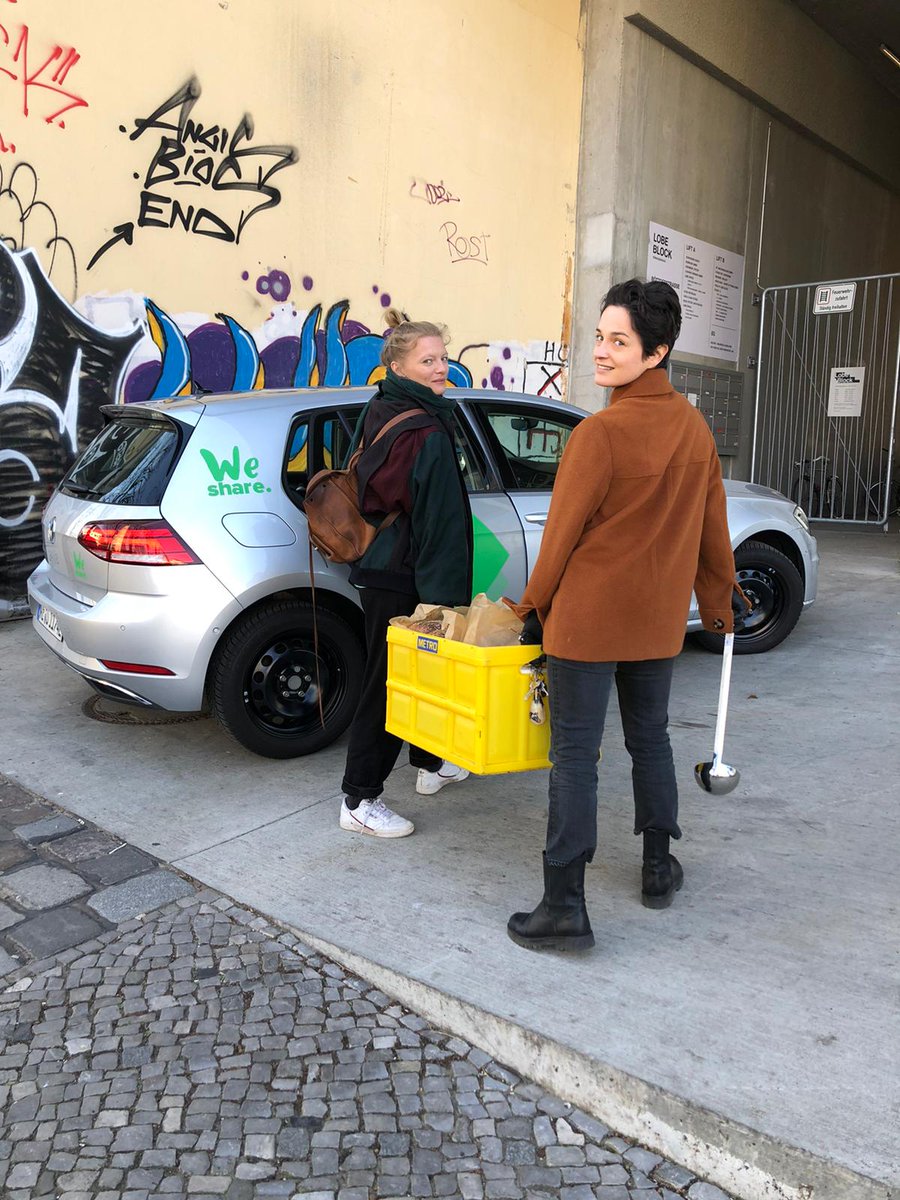 WeShare_DE's tweet photo. #Locallove is in the air! https://t.co/C0omVFPsk4 kocht ab sofort für das Personal vom #bundeswehrkrankenhaus #berlin. 
@tanzekind war auf Schritt &amp; Tritt dabei und hat uns mitgenommen. #kochenfürhelden 
Mehr Infos: https://t.co/asq4r2rKjU 
So helft ihr: https://t.co/YMTbO36fBr https://t.co/otYFErf6Gw