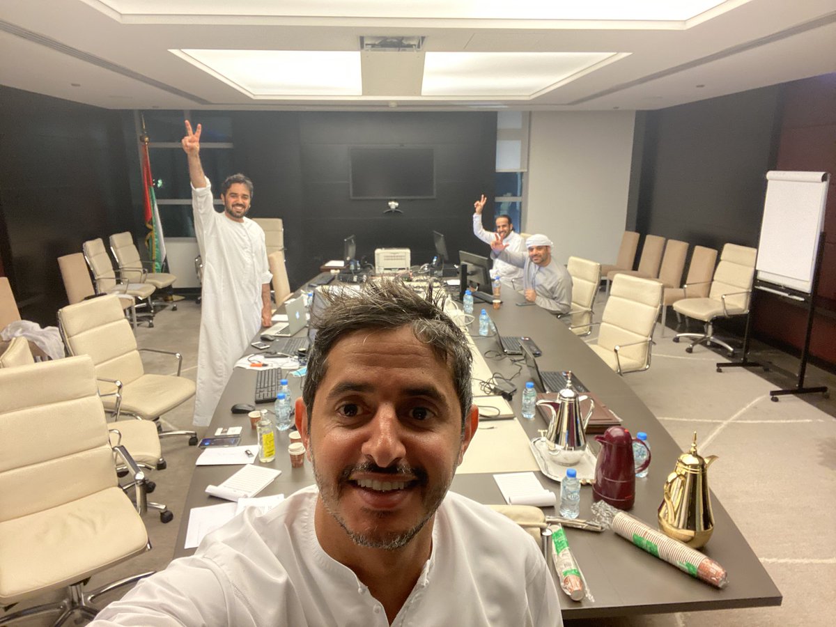 Maktoumbinbutti's tweet photo. يكون العمل بروح الفريف الواحد حتى الساعات الأخيره ، حين تتحول غرفة الأجتماع الى غرفة عمليات مركزية في مكتب وزارة الخارجيه في دبي 🙂 @MoFAICUAE https://t.co/4wePi9oAPY