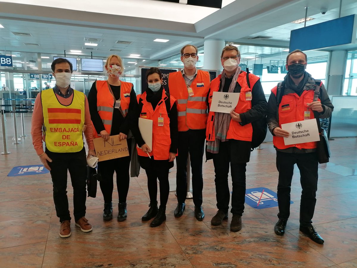 Insgesamt 48 deutsche Staatsbürger sind in den letzten 24h aus 🇵🇭,  🇻🇳 und  🇨🇴 sicher in Prag gelandet. Nach Deutschland konnten auch 🇫🇮 und 🇳🇴 Staatsangehörige mitgenommen werden. Wir danken Tschechien für europäische Solidarität! <a href="/CzechMFA/">Czech Ministry of Foreign Affairs</a> #COVID19  #Rueckholaktion
