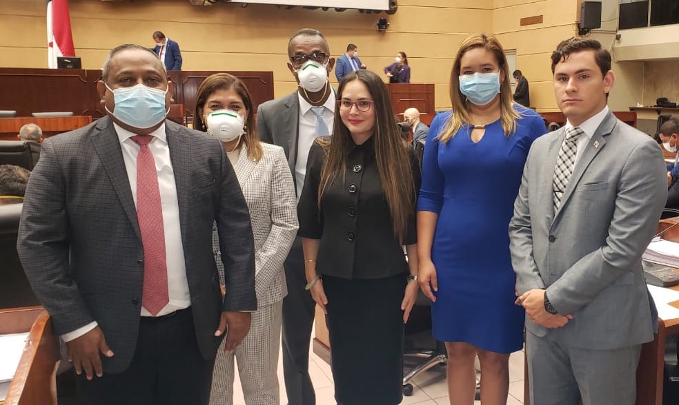 ZulayRL's tweet photo. Los diputados de San Miguelito nos hemos puesto de acuerdo para donar nuestro salario y así poder ayudar con esos fondos a los residentes de nuestro circuito. #unidoslohacemos https://t.co/VC6b86M8Gv