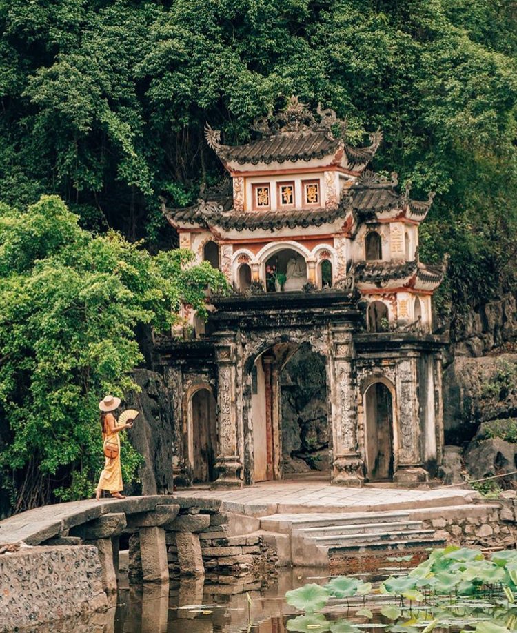 There are many pagodas in Ninh Binh🕍 Bai Dinh and Bich Dong are the two most popular. Bich Dong is built into a cave and has three storeys whereas Bai Dinh pagoda is actually the Buddhist Center of Vietnam and also the largest pagoda in South East Asia
📸 hubs.ly/H0nNcC10