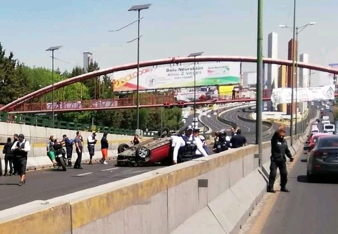 zonaceroedomex's tweet photo. #ZCN | Esta mañana se registró una volcadura sobre #Periférico, a la altura de las Torres de Satélite en #Naucalpan. 🚨🚑🚔 https://t.co/0dteLG3Bsp