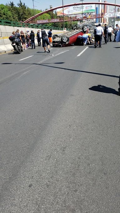 zonaceroedomex's tweet photo. #ZCN | Esta mañana se registró una volcadura sobre #Periférico, a la altura de las Torres de Satélite en #Naucalpan. 🚨🚑🚔 https://t.co/0dteLG3Bsp