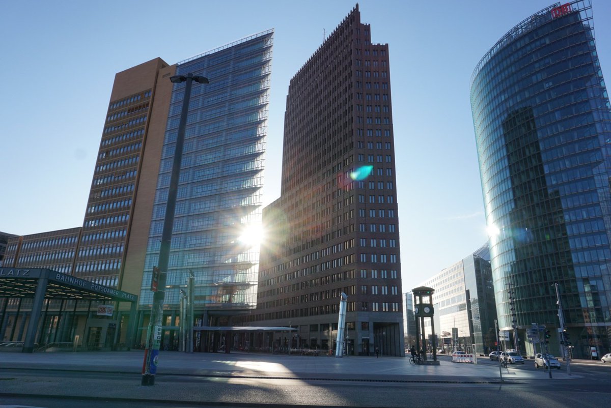 Zum #feierabend in der eigentlichen Hauptverkehrszeit an den #berliner #touristen Attraktionen. #menschenleer #StayAtHome #corona #COVID19 #berlin #brandenburgertor #siegessäule #potsdamerplatz